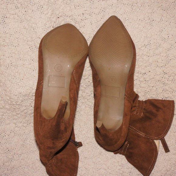 SALE  ....Trendy Chic Brown Suede Scoop NYC Heel Booties/Short Boots Sz 10 - Picture 4 of 4